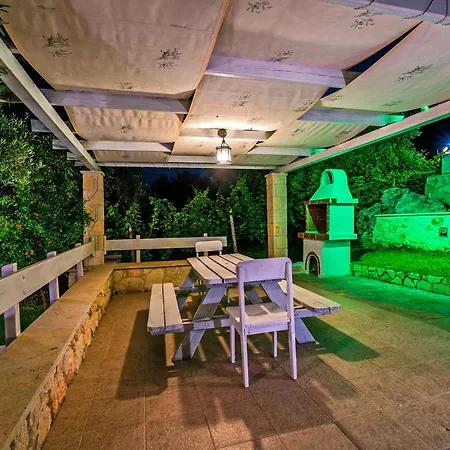 アパート Akrathos